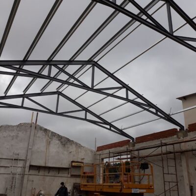 Instalación de cerchas en nave comercial
