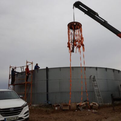 Instalación de lona en depósito de agua en granja porcina
