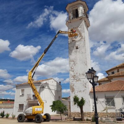 Obras de mejora de fachadas en torre de la Iglesia de Paredes Cuenca